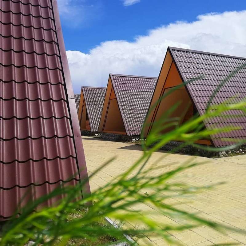 Домики крупным планом через зелень